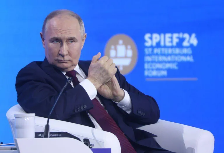 По словам источников агентства Reuters, Путин отдает себе отчет в том, что война, санкции и другие меры воздействия сказываются на национальной экономике.