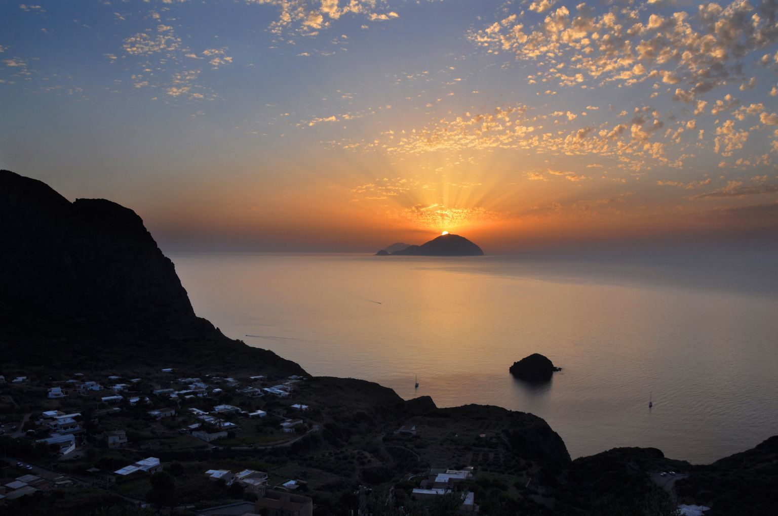 Itaalia Aeolia saarestiku saared Alicudi ja Filicudi (kaugemal) päikeseloojangul