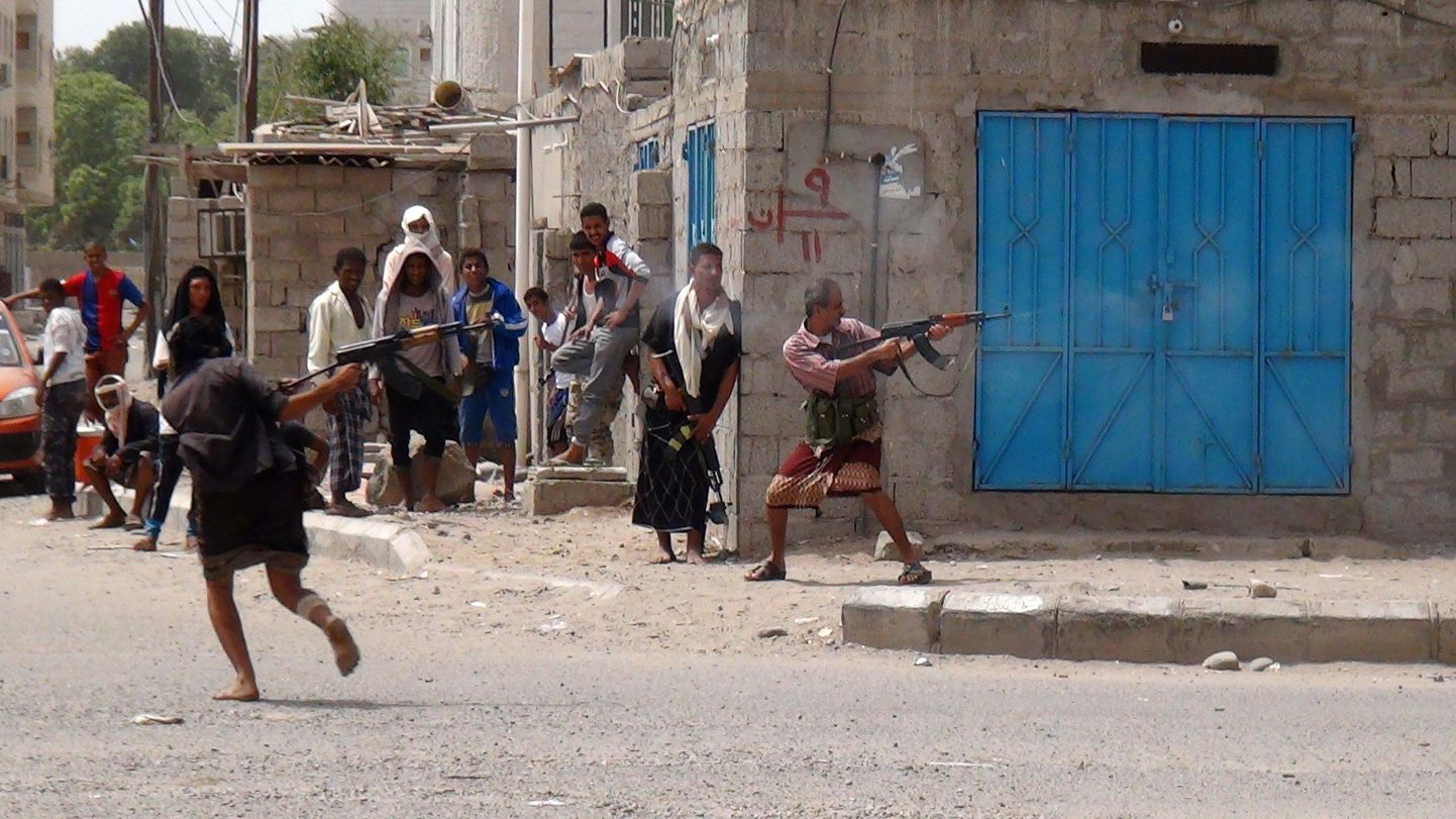 Hadi pooldajatest hõimusõdalased tulistavad huthi mässuliste suunas Adenis