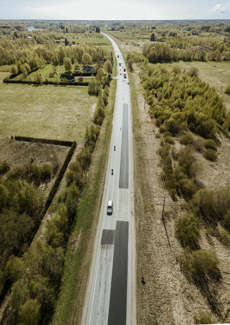 Pärnu–Rakvere–Sõmeru maantee näeb praegu välja justkui lapitekk.