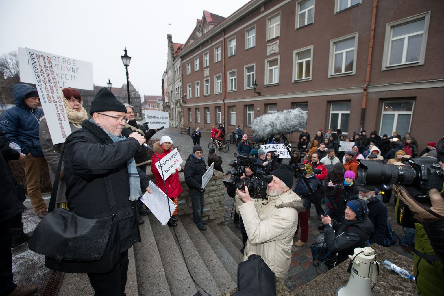 Rail Balticu vastane meeleavaldus 26. jaanuaril majandusministeeriumi ees. Protestimiitingul osales üle 300 inimese. Pildil mikrofoniga Igor Gräzin.