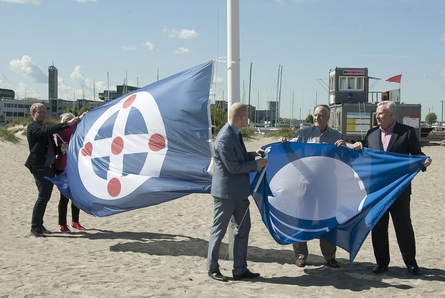Pirita linnaosavanem Tõnis Mölder, Eesti Looduskaitse Seltsi juhatuse esimees Juhan Telgmaa ja abilinnapea Arvo Sarapuu tõmbavad sinilipu vardasse.