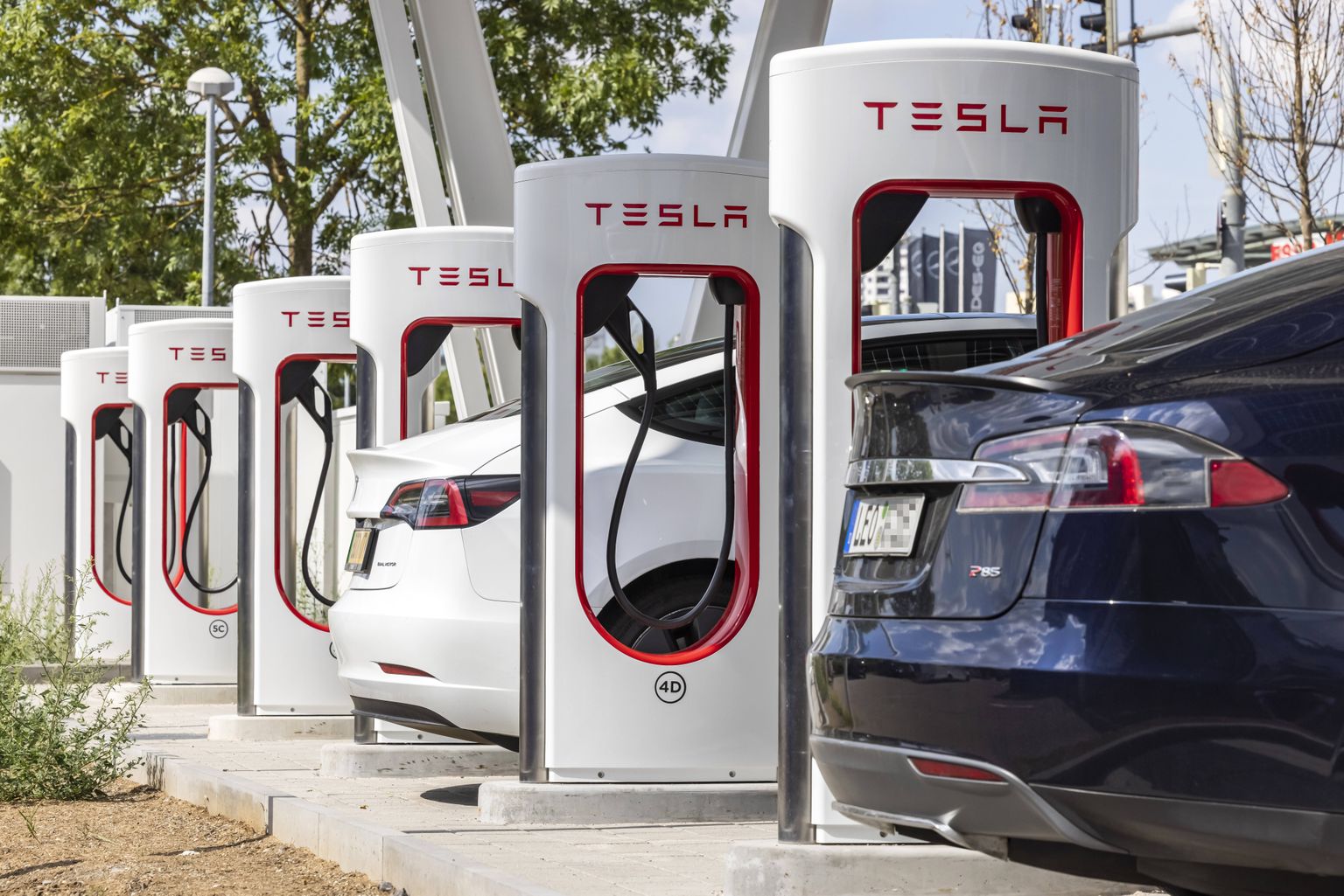 Tesla Supercharger elektriautode laadijad.