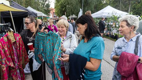 LAADAGALERII ⟩ Sügisannid meelitasid Jänedale tuhandeid ostlejaid