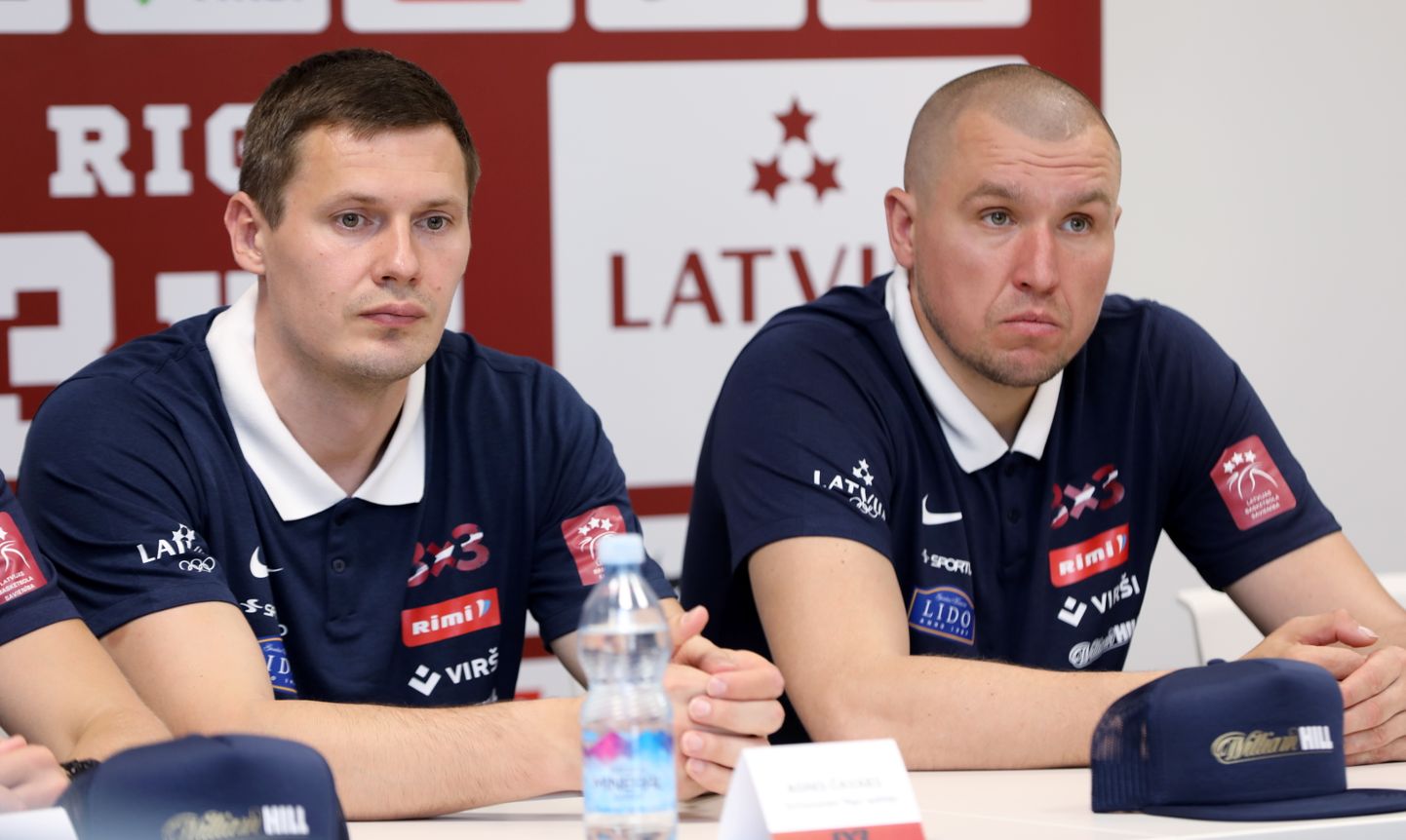 Basketbolisti Agnis Čavars (no kreisās) un Edgars Krūmiņš piedalās preses konferencē, kurā informē par Latvijas 3x3 basketbola komanda "Rīga" sezonas aktualitātēm.