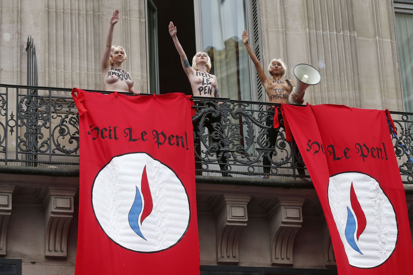 Участницы движения Femen в Париже.