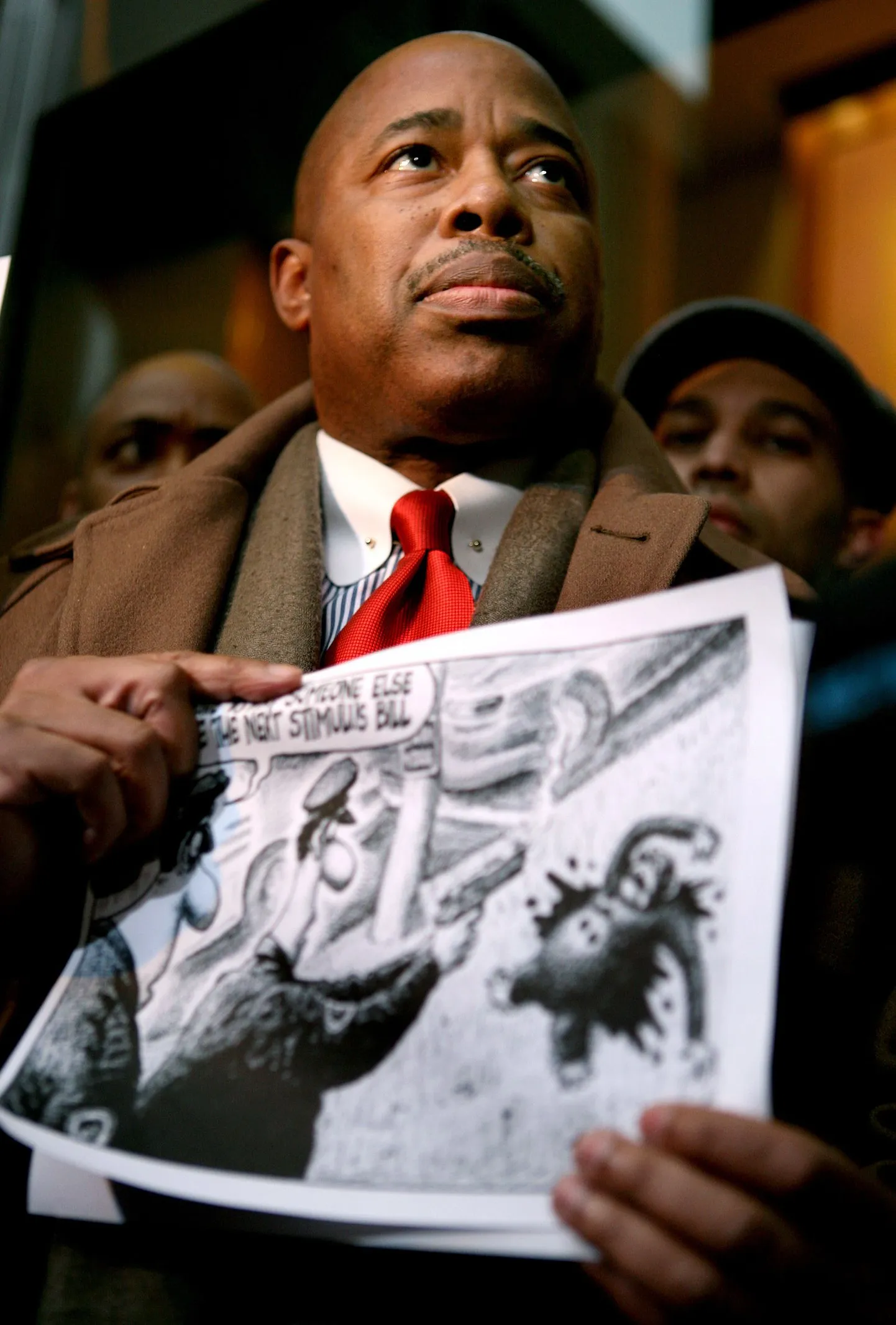 New Yorgi osariigi senaator Eric Adams näitamas karikatuuri