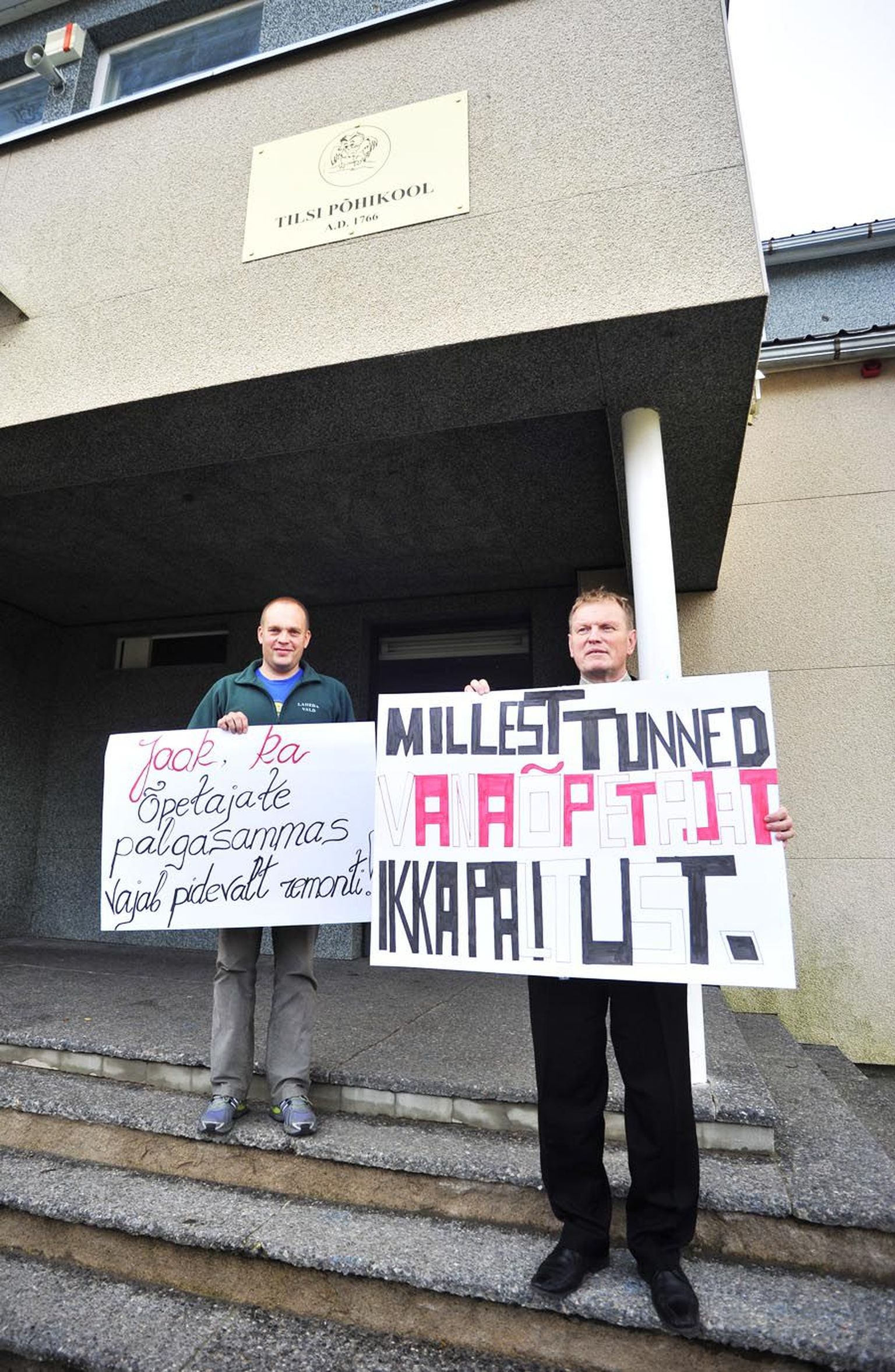 Otse pintsli alt tulnud plakateid näitasid eile Tilsi põhikooli õpetaja Olev Veberson (vasakul) ja direktor 
Aivo Roonurm. Täna on nad nendega juba Tallinnas õpetajate meeleavaldusel.