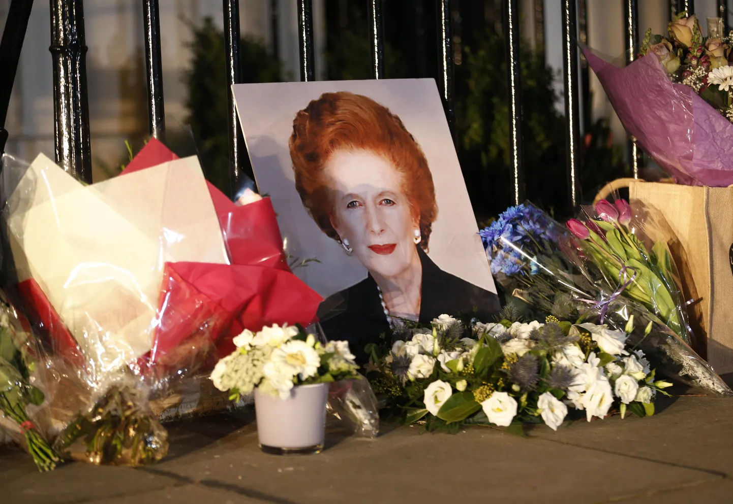 Margaret Thatcheri Londoni kodu esine hakkas eile pärast endise peaministri surmateadet mälestajate lilledega täituma 

Londoni kodu ette toodud lilled eile.