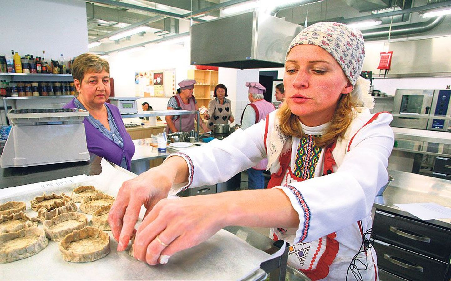 Oma rahva köögikunsti tutvustab Pärnus elav udmurditar Ljudmila Ruukel hea meelega teistelegi. Ta korraldab koolikokkadele teabepäevi, kus vaaritatakse Udmurdi ja teiste soome-ugri rahvaste retseptide järgi süüa.