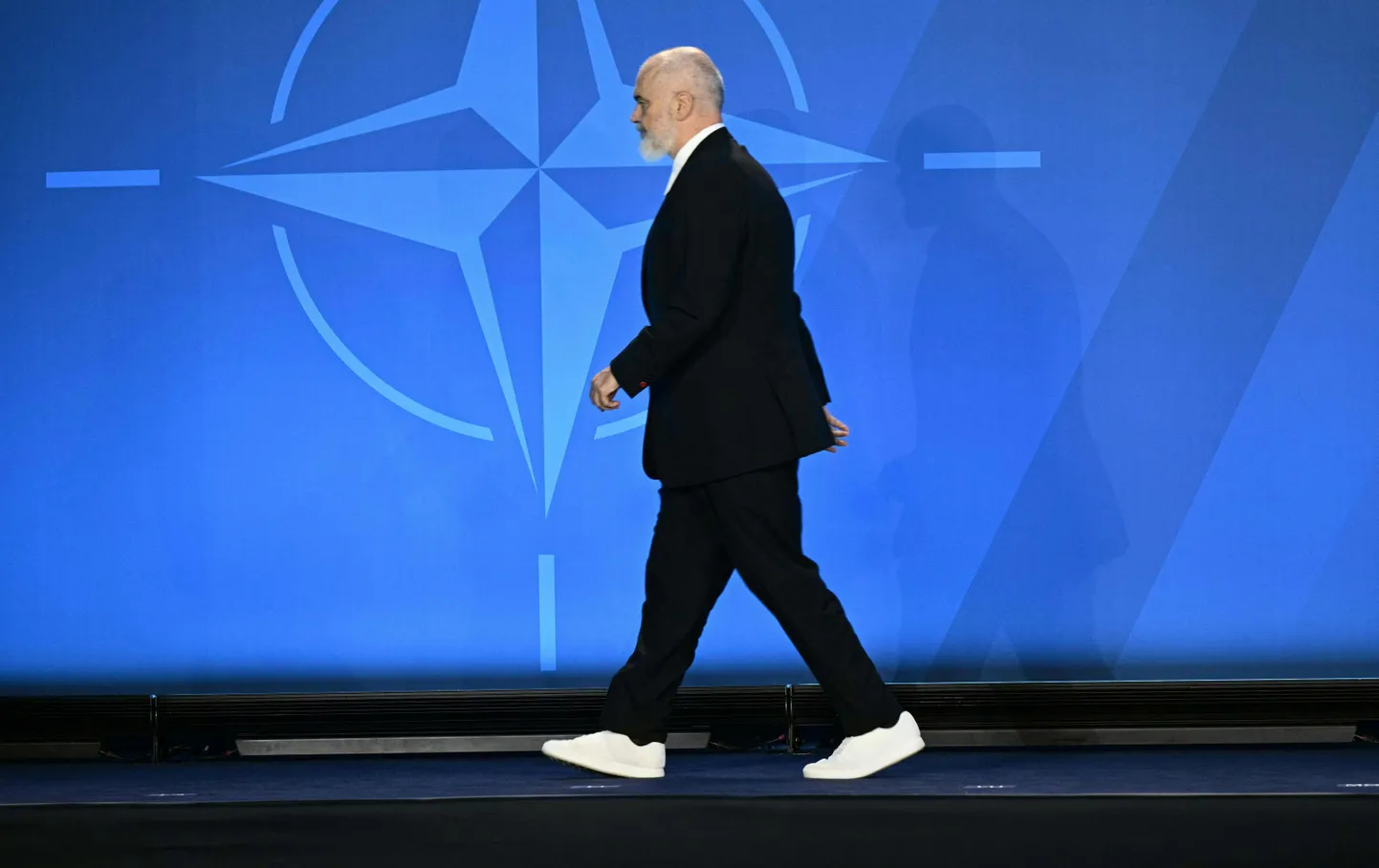 Albaania peaminister Edi Rama 9. juulil 2024 USAs Washingtonis NATO 75 aasta juubeli tippkohtumisel, jalas valged tennised.