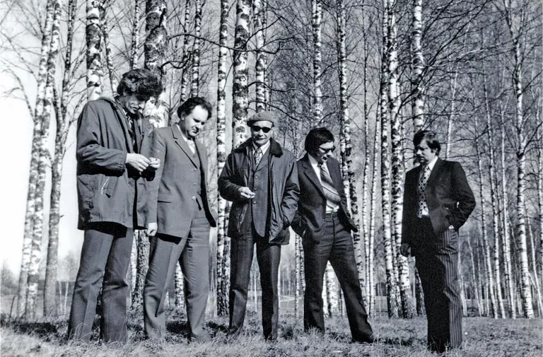 Imants Ziedonis, Vitauts Ļūdēns, Ojārs Vācietis, Māris Čaklais un Jānis Peters 70. gadu vidū. Jura Krieviņa foto.