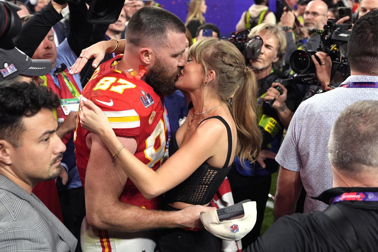 Taylor Swift suudles pärast Super Bowli võitu Kansas City Chiefsi tähtmängijat Travis Kelce'it.