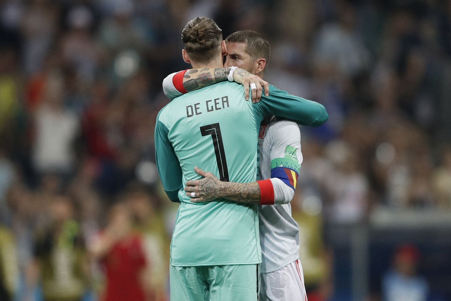 Hispaania jalgpallikoondise kapten Sergio Ramos lohutas pärast mängu David de Gead.