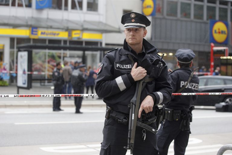 Politseinikud Hamburgi kaubanduskeskuse juures, kus Ahmad Alhaw mullu noarünnaku korraldas.