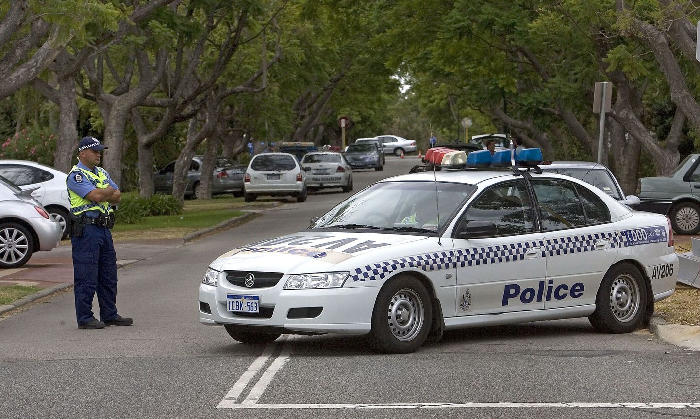 Austraaliat šokeeris viie inimese mõrv. Fotol - politsei sulges mõrvapaigas tee