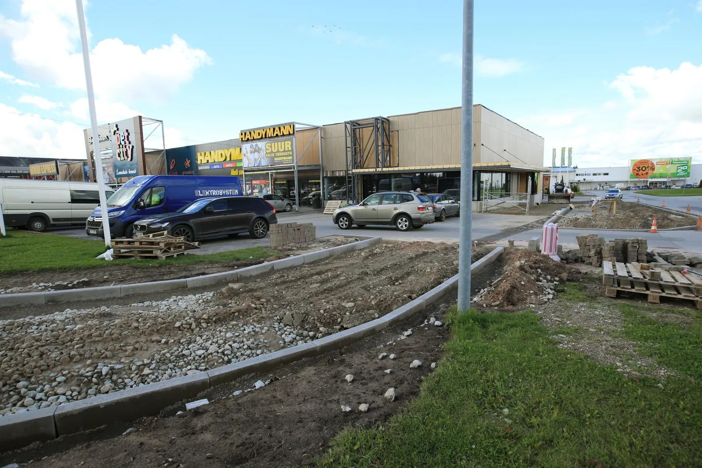 Lõunakeskuse põhiparkla ääres asuvas hoones käib ehitus. Juba järgmisel kuul peab seal uksed avama üle ilma tuntud kiirtoidurestoran KFC.