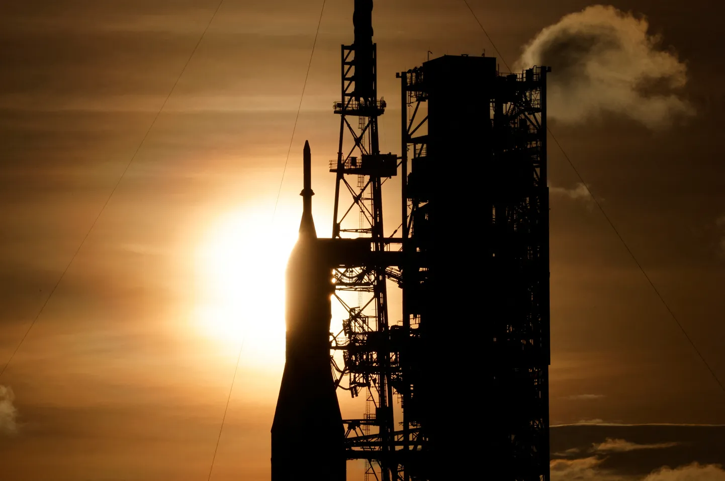 Mēness raķete "Soace Launch System".