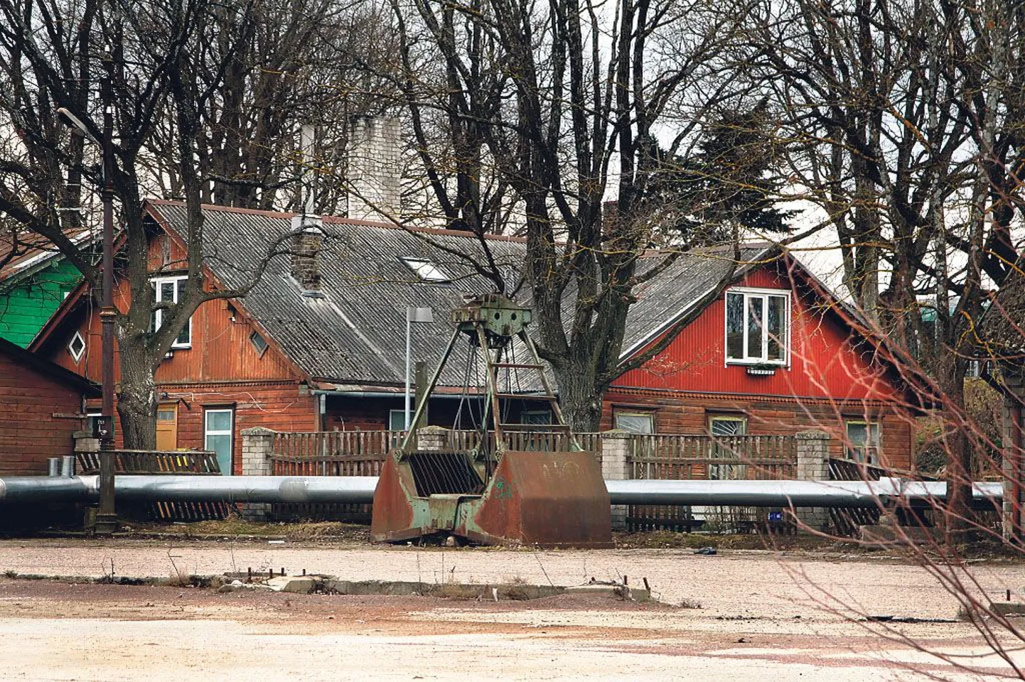 Kalda tänava maja, mille põrandaid laevad väidetavalt väristavad, lahutab jõest sadakond meetrit lai kesklinna kai.