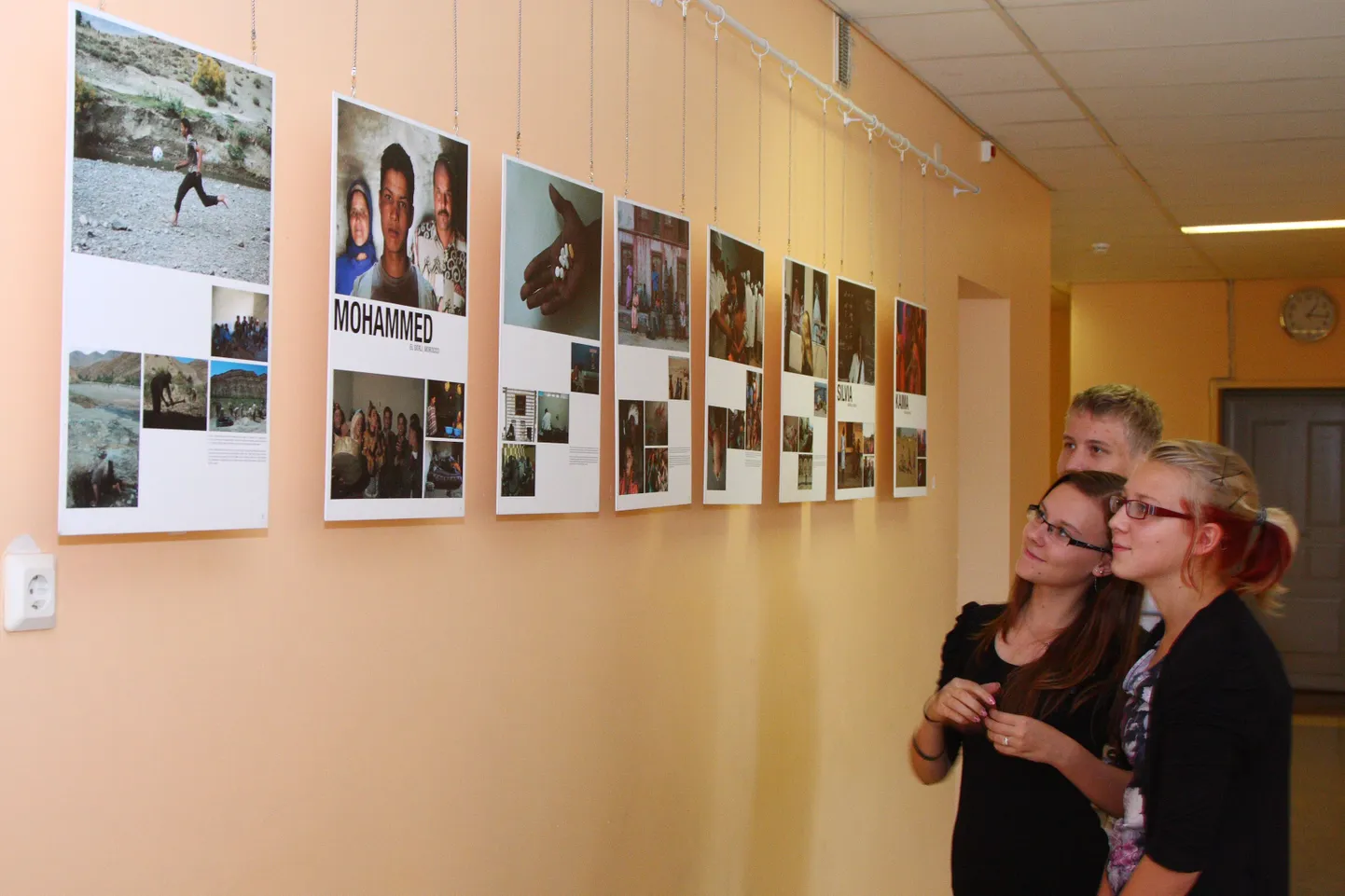 Valga gümnaasiumi õpilased vaatavad koolimajas olevat UNESCO teemalist näitust.