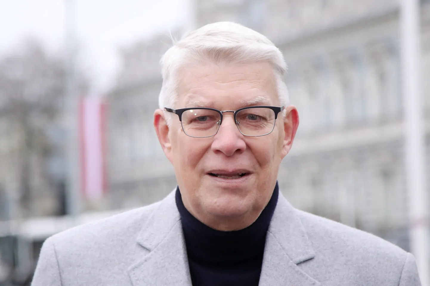 Brīvības pieminekļa izgaismošanas fonda idejas iniciators Valdis Zatlers piedalās četru Latvijas valsts karogu pacelšanas pasākumā vēsturiskajā vietā pie Brīvības pieminekļa par godu Lāčplēša dienai.