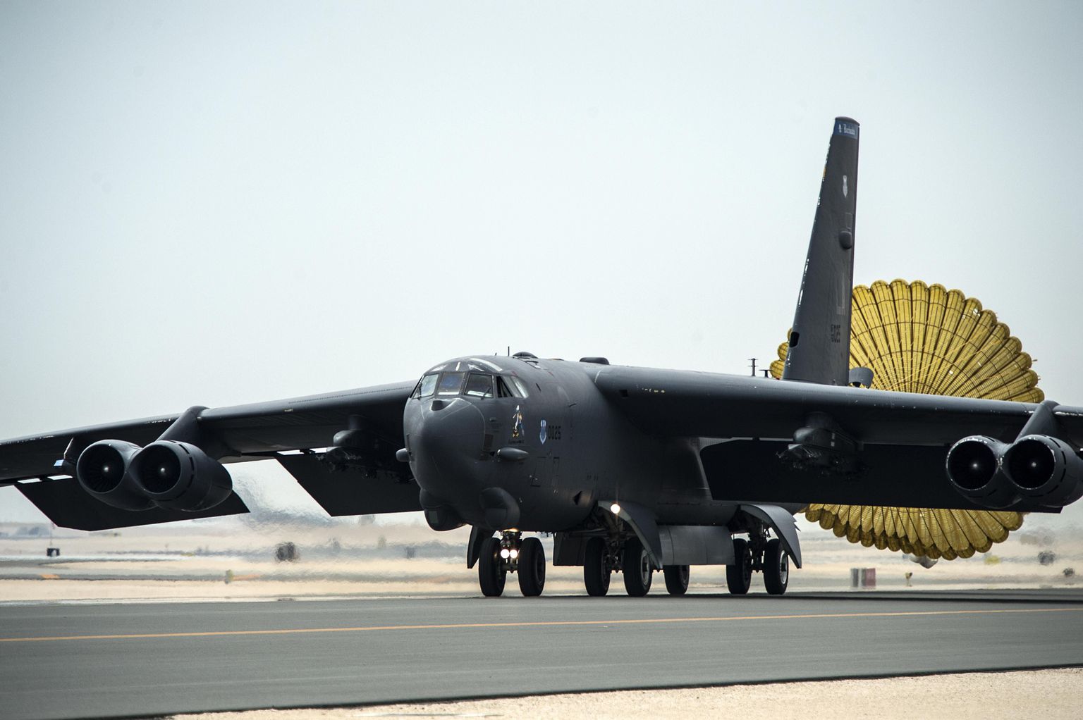 USA õhujõudude B-52 Stratofortress maandumas Al-Udeidi lennuväebaasis.