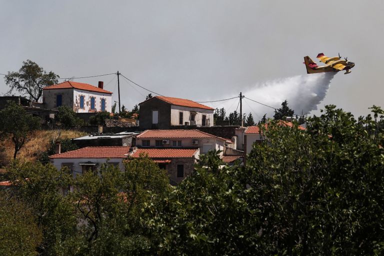Tuletõrjelennuk kustutamas tulekahju Vrisa külas Lesbose saarel.
