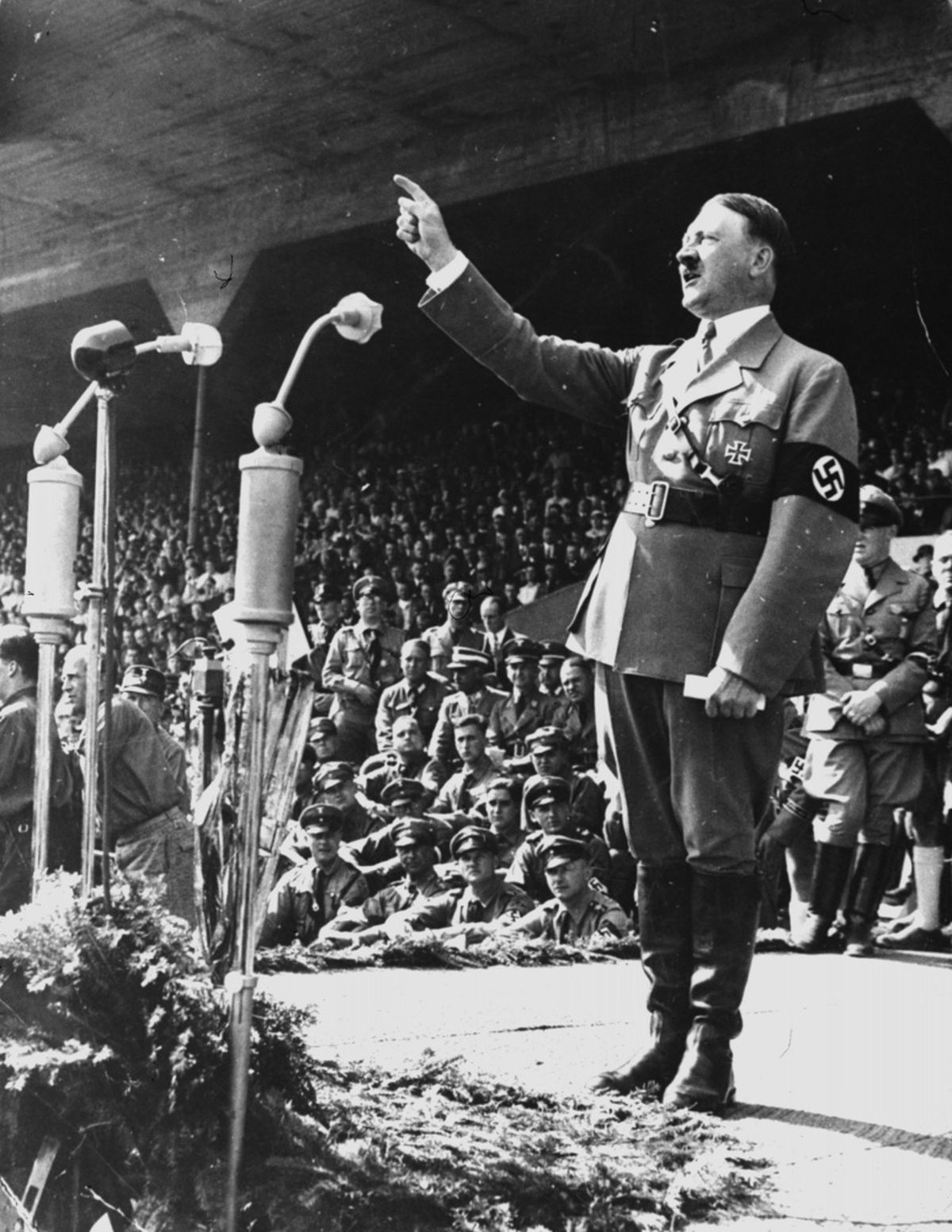 Ārpolitikas jomā gan Hitlers bija ļoti brutāls cilvēks, kurš nepazina bailes un ienīda visu. Ļoti iespējams, ka viņam bija metamfetamīna atkarība. Viena no teorijām liecina, ka Hitlers, lai spētu izturēt politisko spriedzi, kādu radīja viņa valdīšanas stils, ķērās pie narkotikām - Hitlers ļoti regulāri lietoja metamfetamīnu un citus stimulatorus.