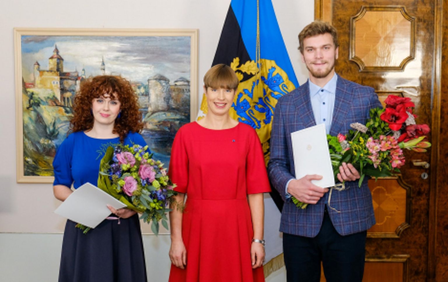 Laureaadid Kristi Mumm ja Jonas Nahkor koos president Kersti Kaljulaidiga.