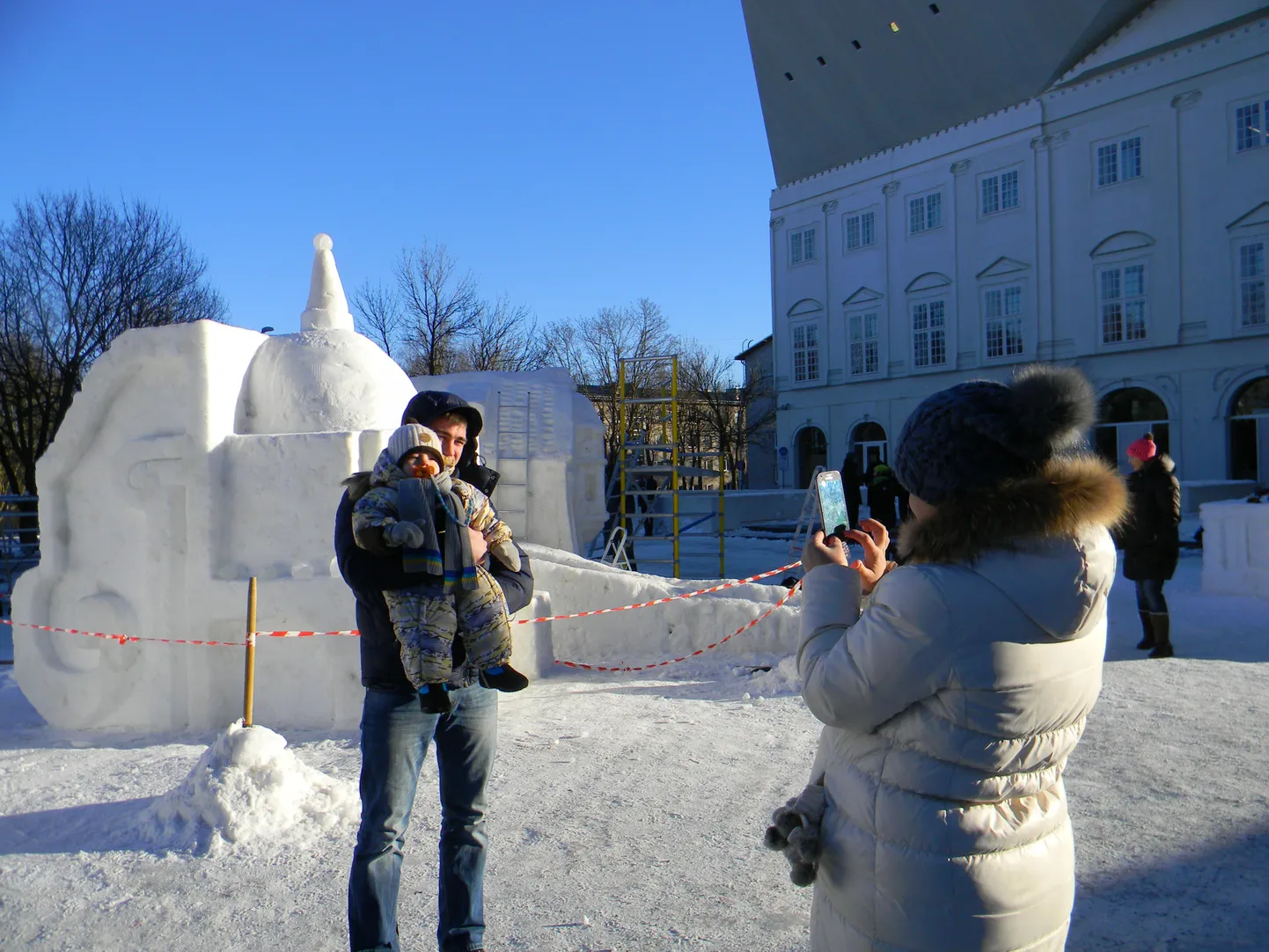 Строительство снежного городка в Нарве