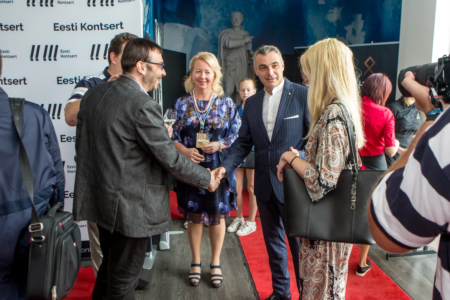 KÄEPIGISTUS: Kui Moskva Helikon Opera juhi Dmitri Bertmani (vasakul) töö tänavuse festivali nimel on tehtud, siis maestro Marcello Mottadelli (paremal) ettevalmistused tuleva aasta Saaremaa-reisiks Zagrebis alles algavad. Kertu Orro ja Eesti Kontsert teevad omalt poolt kõik, et ka 2020. aasta ooperipäevad tuleksid senises headuses.