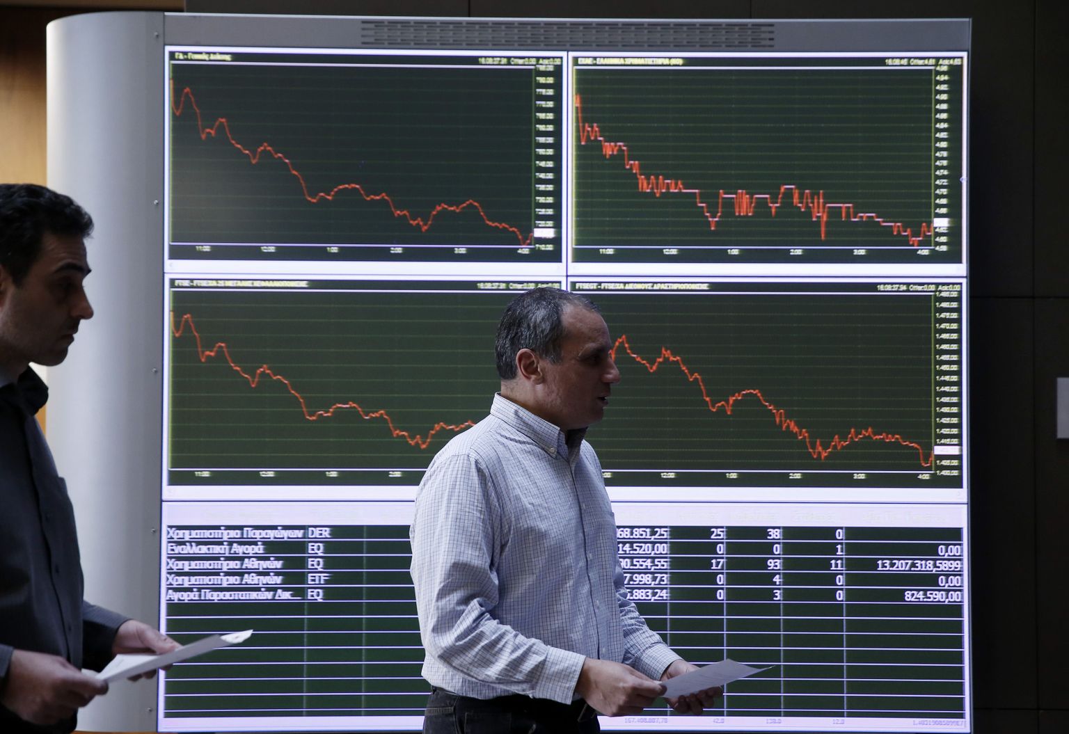 Graafikud monitoridel Ateena aktsiabörsi seinal näitavad langust.