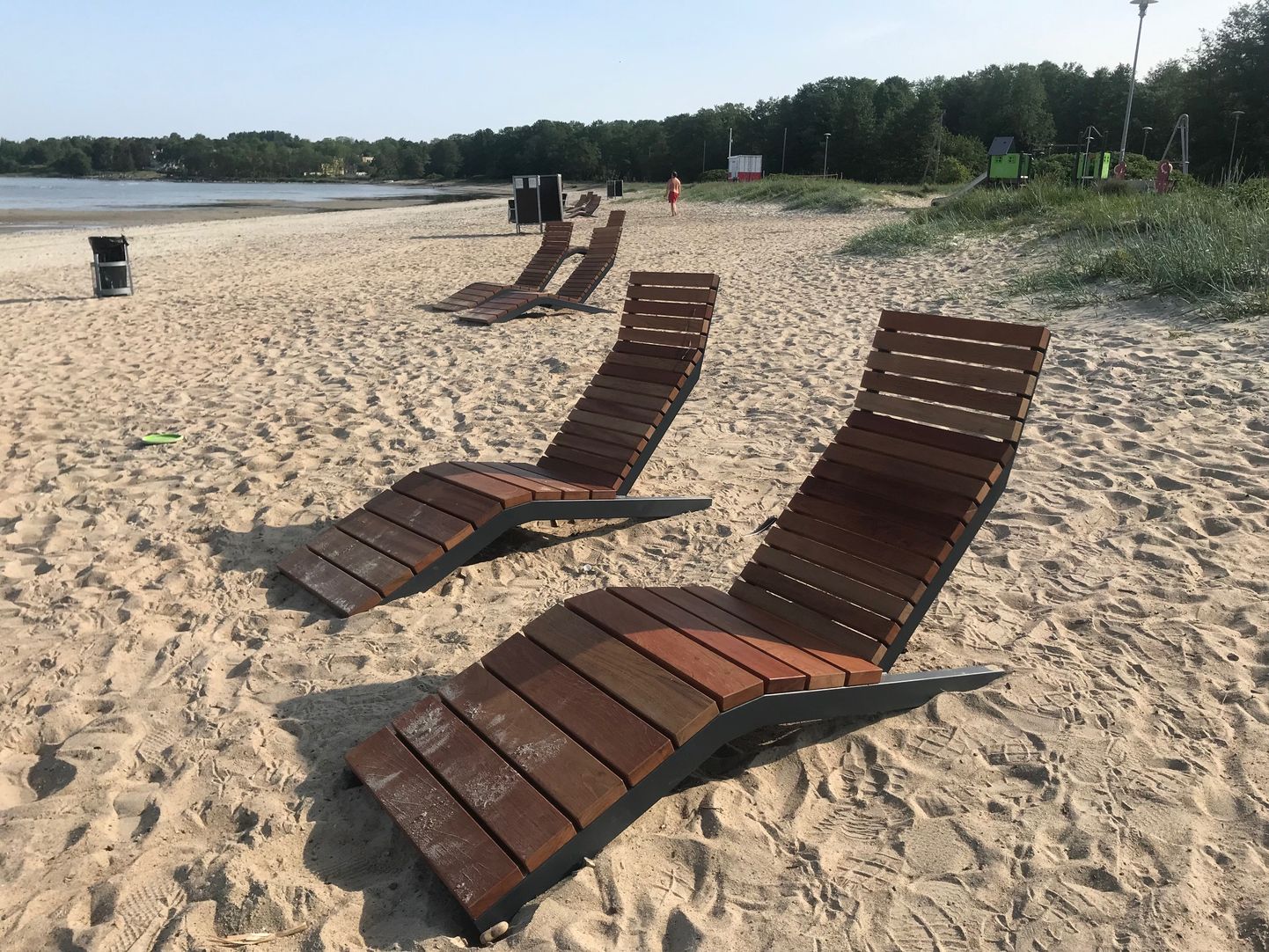 Новые лежаки на пляжах Хааберсти.