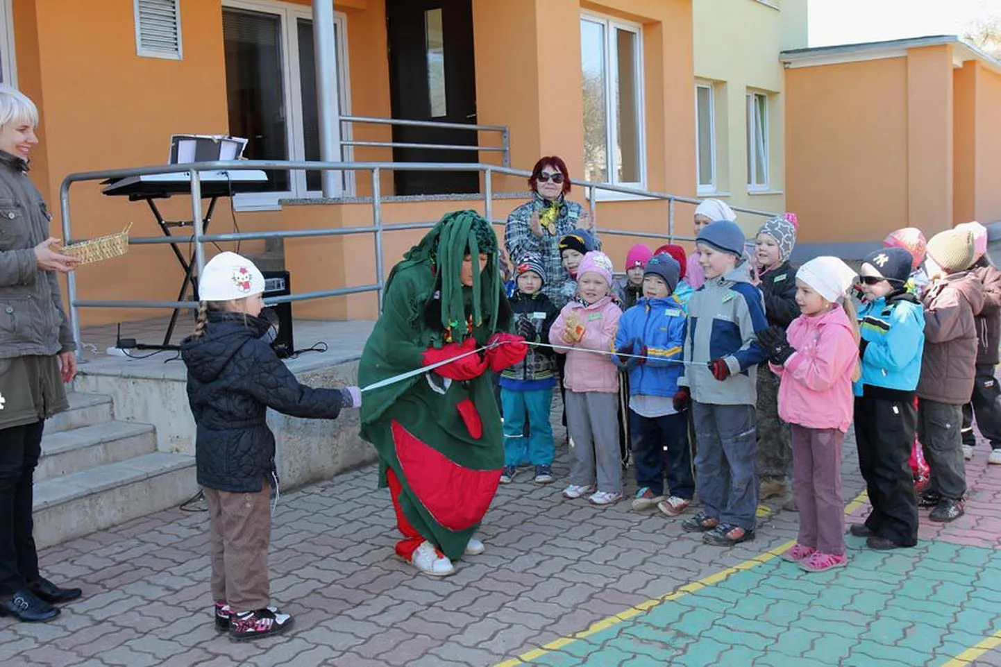 Viljandi Krõlli lasteaia hoovis avati loodusrada, millel on puude ja taimede juures sildid nii eesti- kui mulgikeelsete nimetustega.