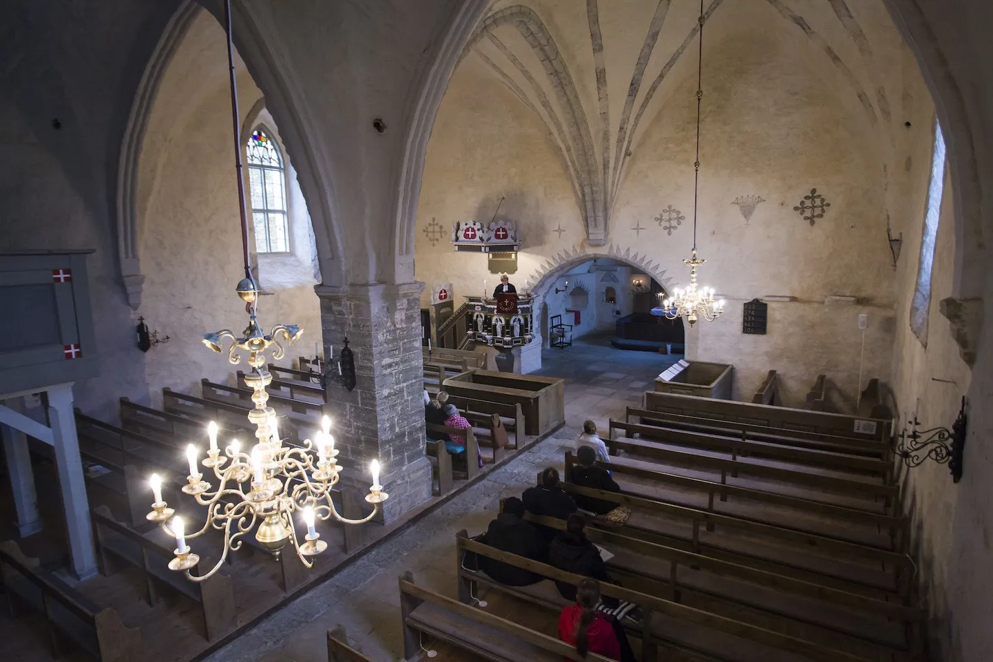 Mündid leiti Risti kiriku parempoolse pingi rea alt. Paremal seina ääres laulunumbrite tahvli kohal on näha kolm tühja kohta, kus peaks asuma Võidukaaregrupp.