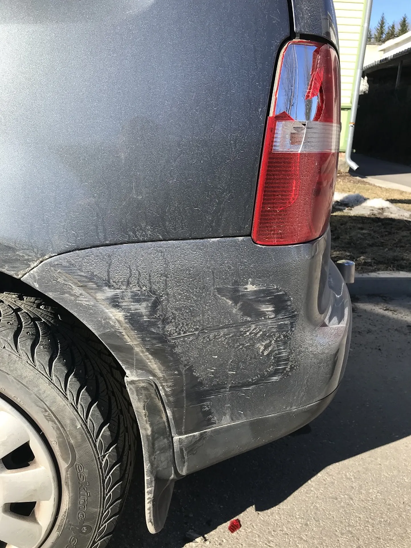 Kannatada said Volkswagen Tourani tagumine põrkeraud ja tuli. Õnnetuse põhjustaja pole teada.