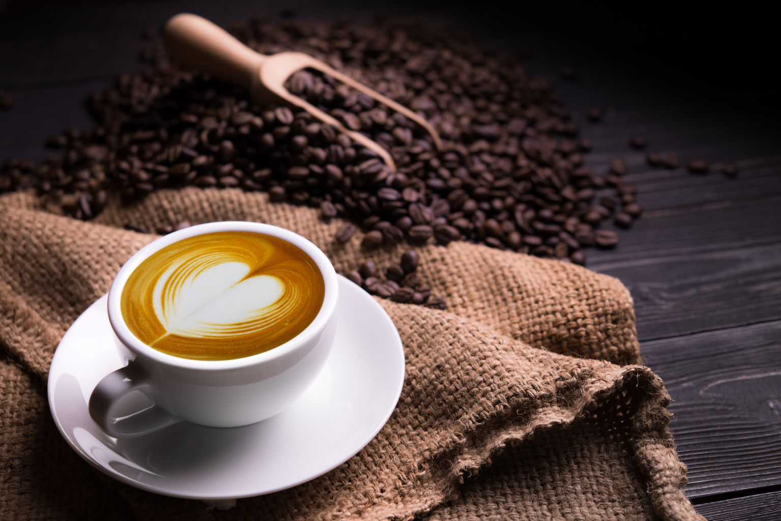 Caffe latte ja röstitud kohvioad. Pilt on illustreeriv