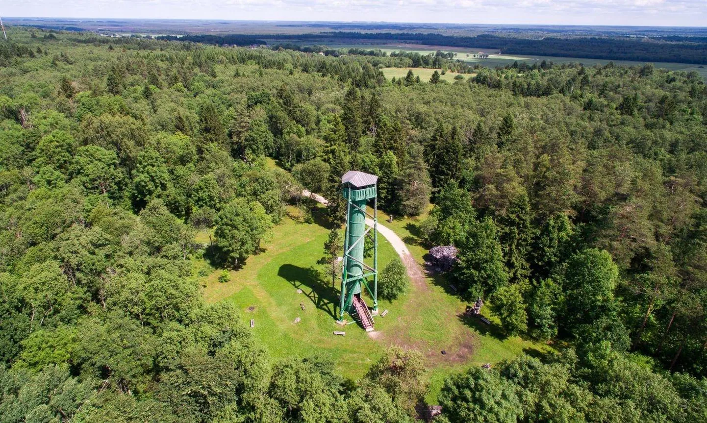 Üks Väike-Maarja valla sümboleid – Emumäe vaatetorn.