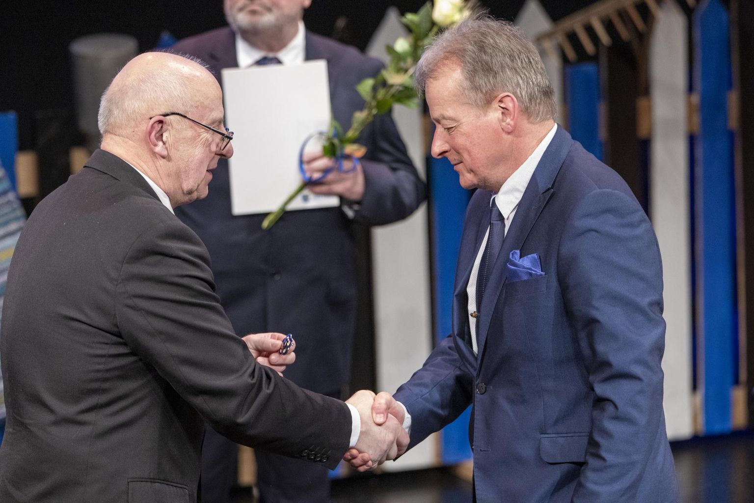 Võru vallavolikogu esimees Georg Ruuda (vasakul) andmas üle aumärki 2023. aasta aukodanikule Ilmar Kesselmannile.