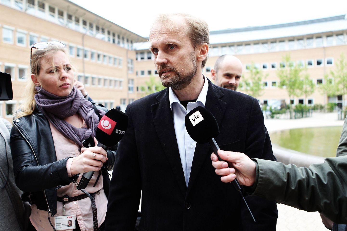 Timo Kivimäki ajakirjanike piiramisrõngas Glostrupi kohtumaja juures Taanis.