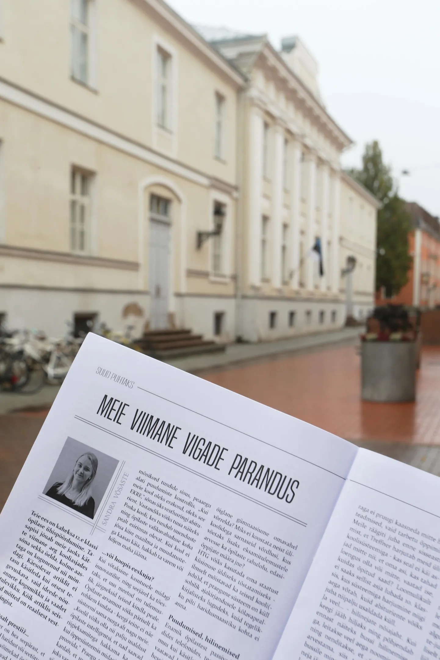 Treffneri gümnaasiumi ajalehe Miilang maikuu numbris ilmus kriitilise sisuga artikkel, mille kokkupanemisel osales kaheksa abiturienti. Nüüd arvab lehetoimetuse endine juhendaja, et just selle kirjutise läbilaskmine sai talle saatuslikuks.