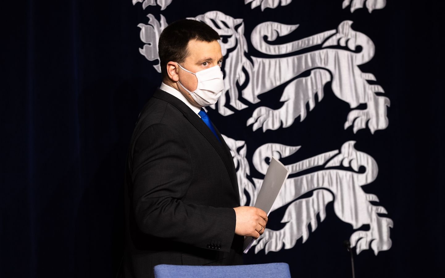 Во время пресс-конференций министры теперь надевают защитные маски.