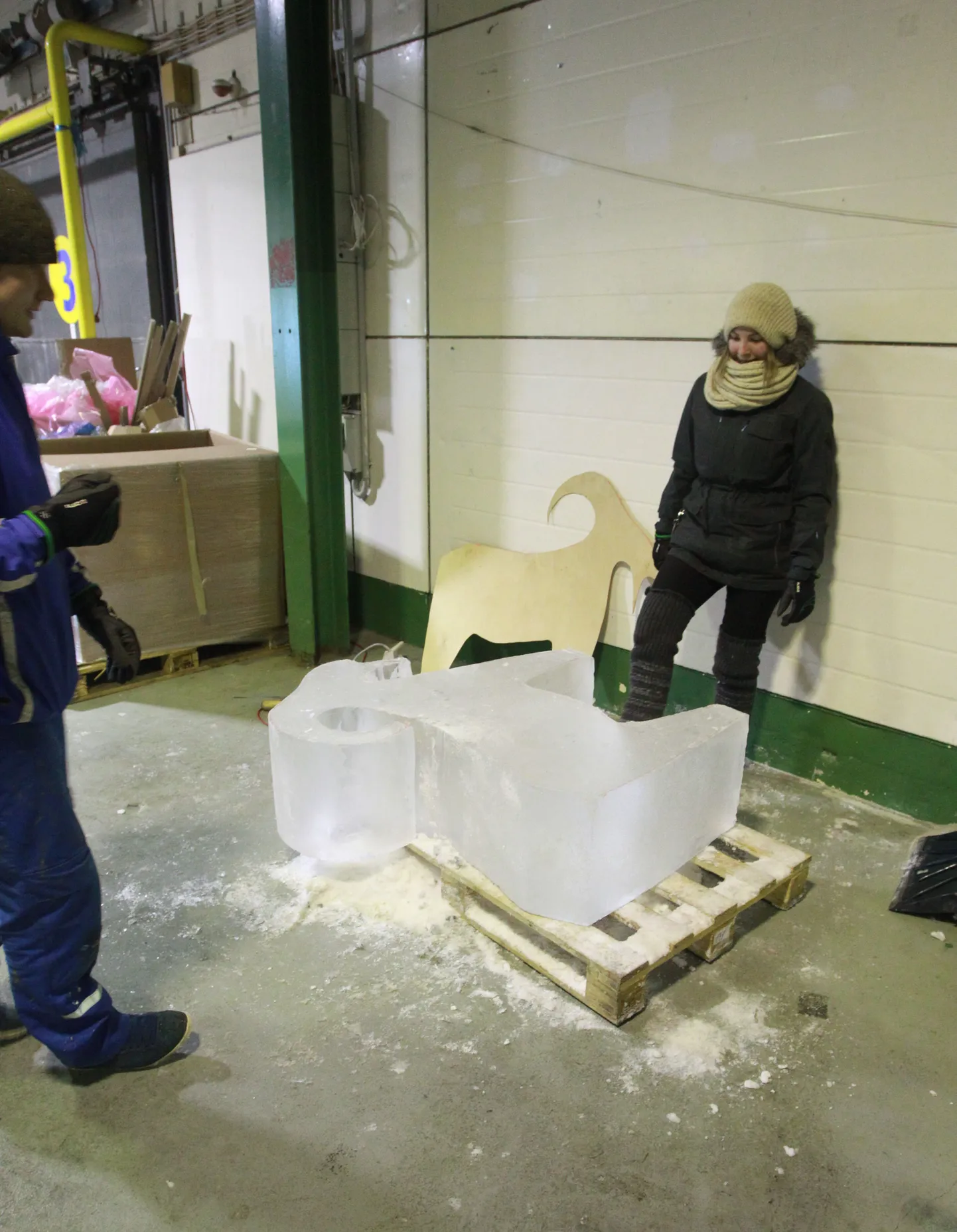 Et skulptuurid oleksid ilmastikukindlad, tuleks nende habemed ja sarved voolida paksemad, soovitas Tartu linnakunstnik Tiit Kaunissaare (pildil)kõrgema kunstikooli skulptuuritudengitele Anna Otsolainenile ja Aleks Poolakule.