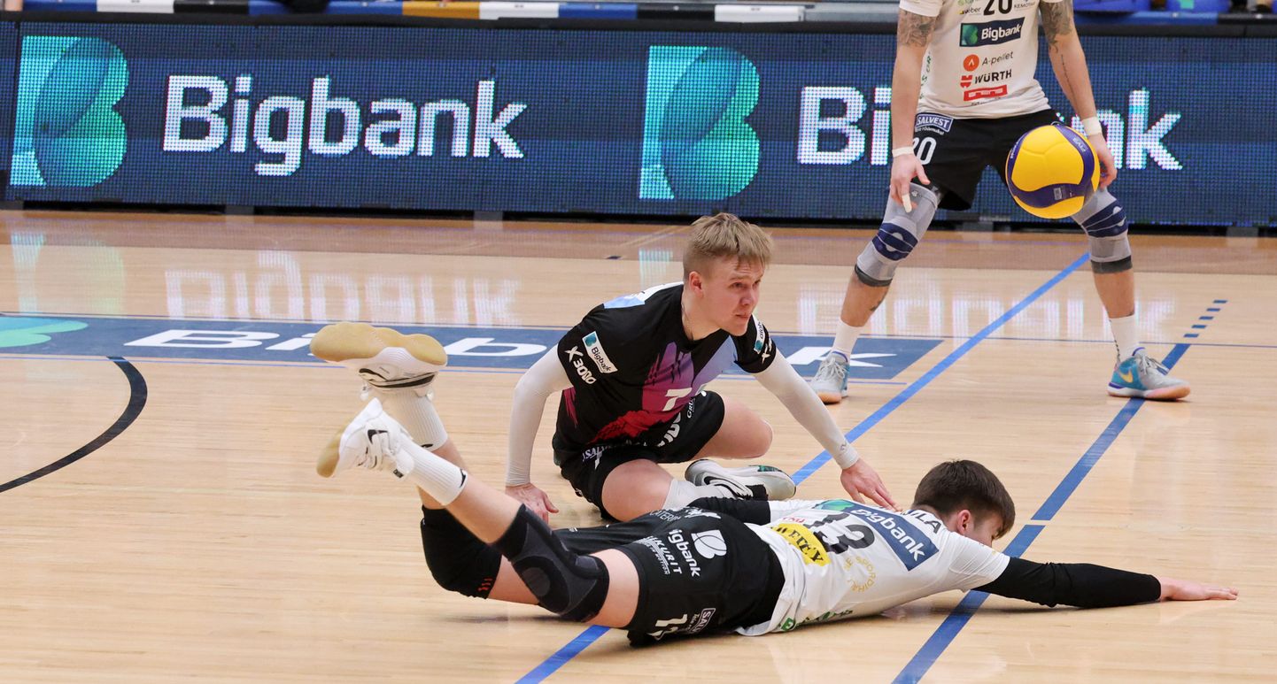 Tartu Bigbanki põhimehed Taavet Leppik ja Aleksander Eerma on vigastatud. Nende asemel on liberona koha sisse võtnud Romi Aros (nr 7) ja sidemängijana Andris Vahula (nr 13).