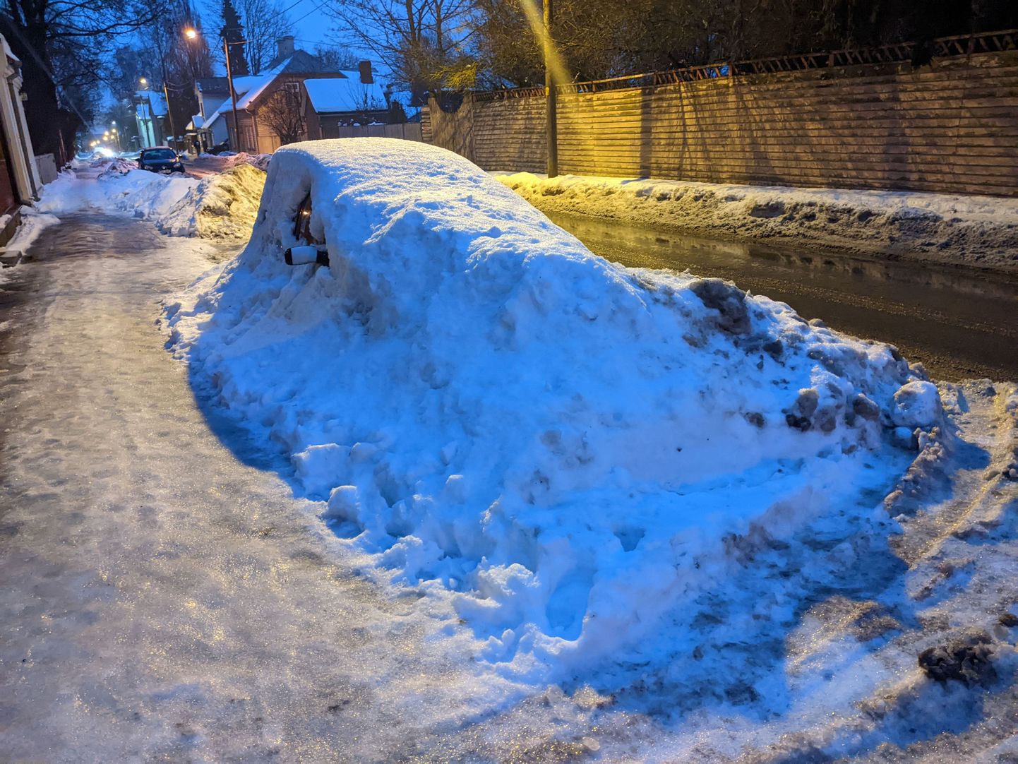 Täna hommikul Vabal tänaval tekkis küsimus, kas tee ääres on auto või lumehunnik.