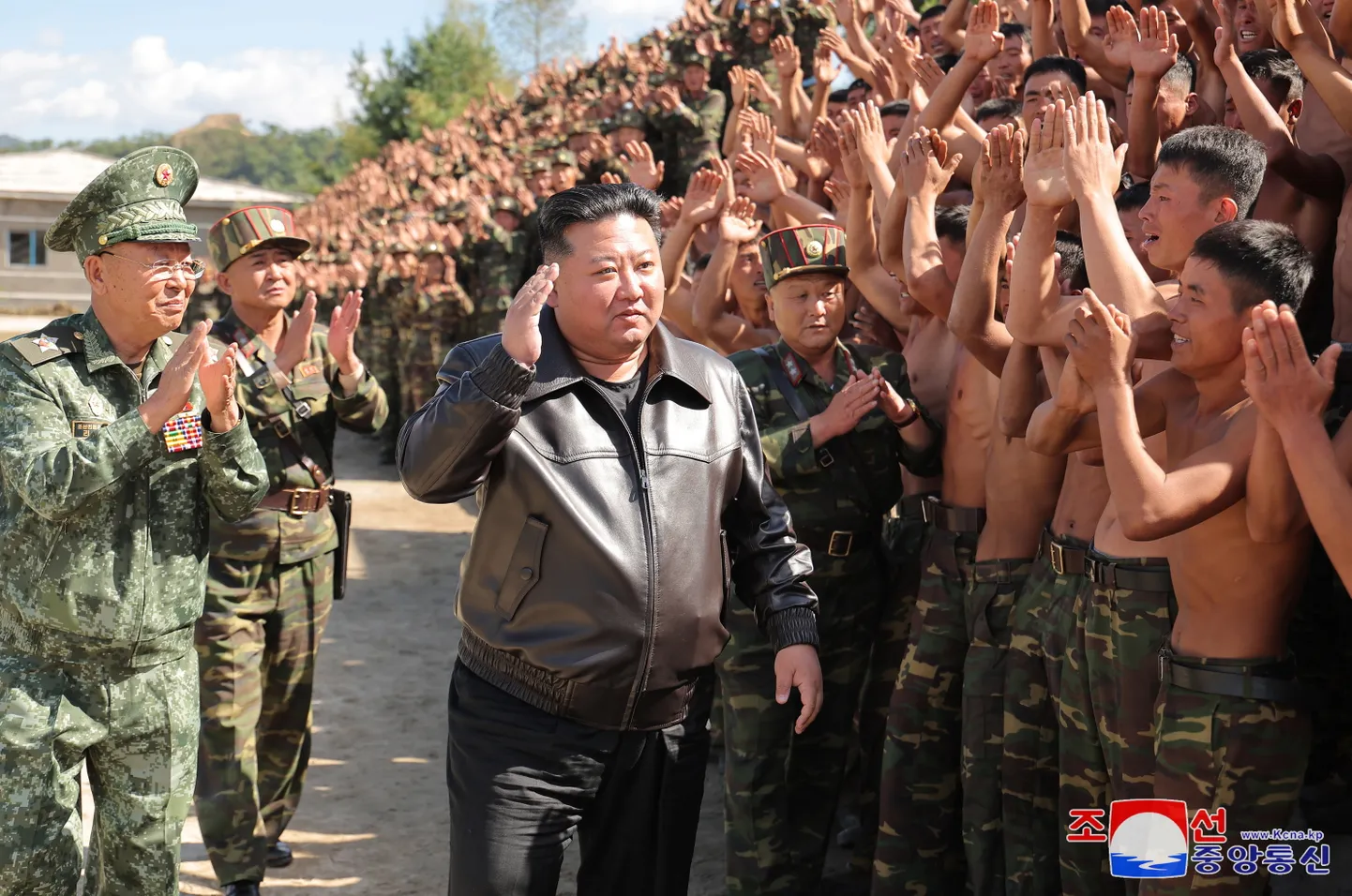 Kim Jong-un sõjaväebaasi külastamas.