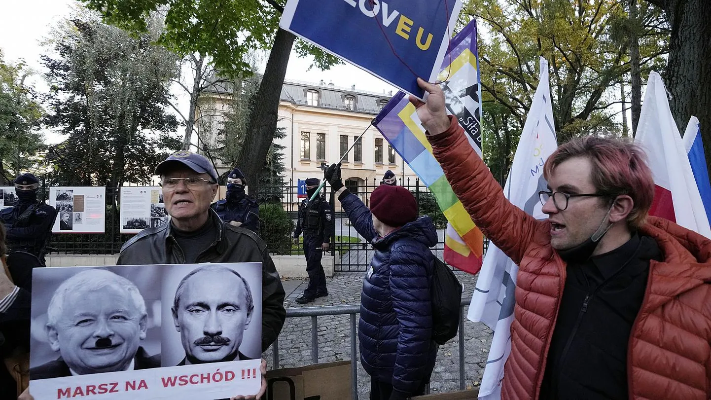 RAHULOLEMATUD: Euroliitu toetavad meeleavaldajad Varssavis Poola konstitutsioonikohtu hoone ees. Kohtu otsus Poola seaduste ülimuslikkusest Euroopa seaduste suhtes tähendab nende arvates marssimist itta. Plakatil on Vladimir Putini ja praeguse Poola tegeliku liidri Jarosław Kaszyński veidi töödeldud fotod.