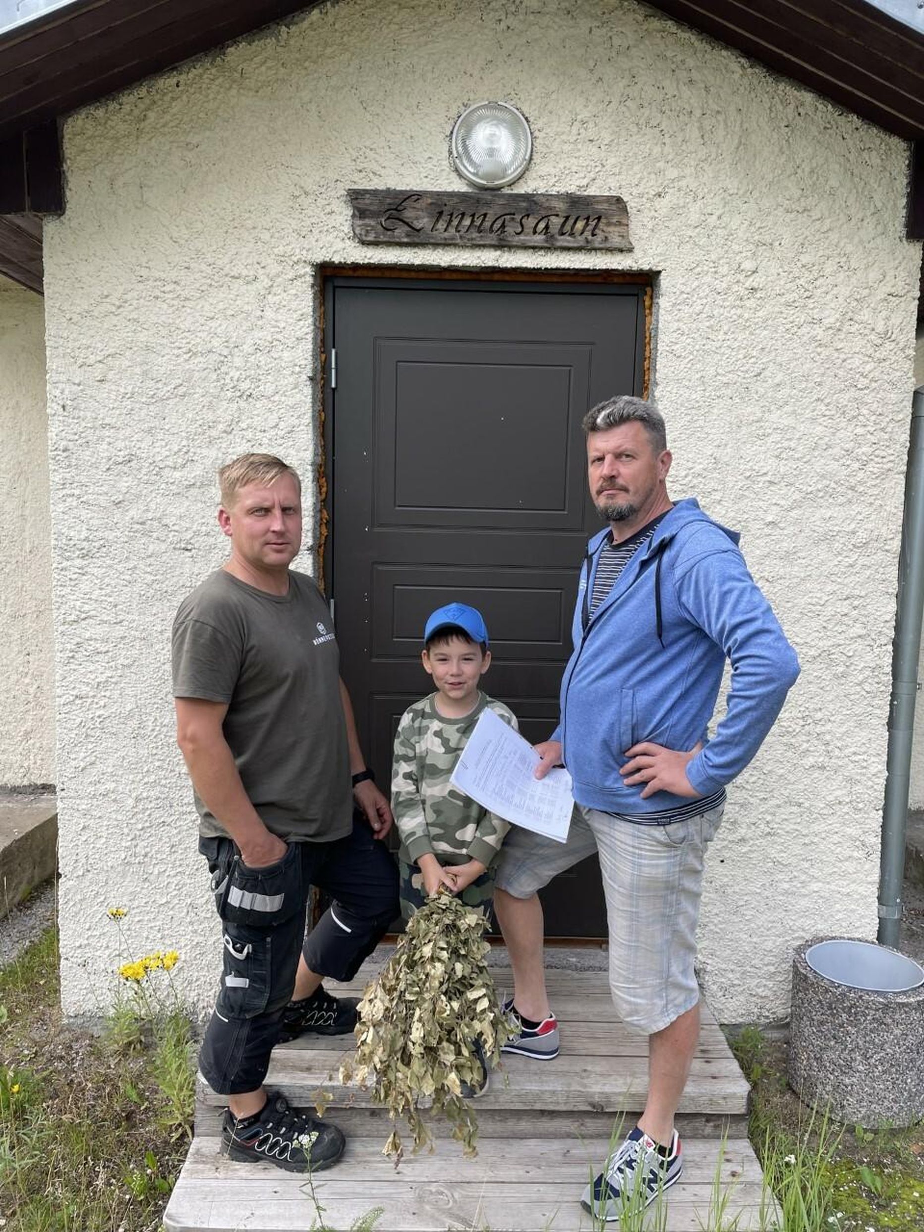 MTÜ Saarde Saunaklubi juhatuse liige Dago Reidla ja algatusgrupi Tony Malva koos oma pojaga tegid eile Kilingi-Nõmme linnasaunas proovikütmise.