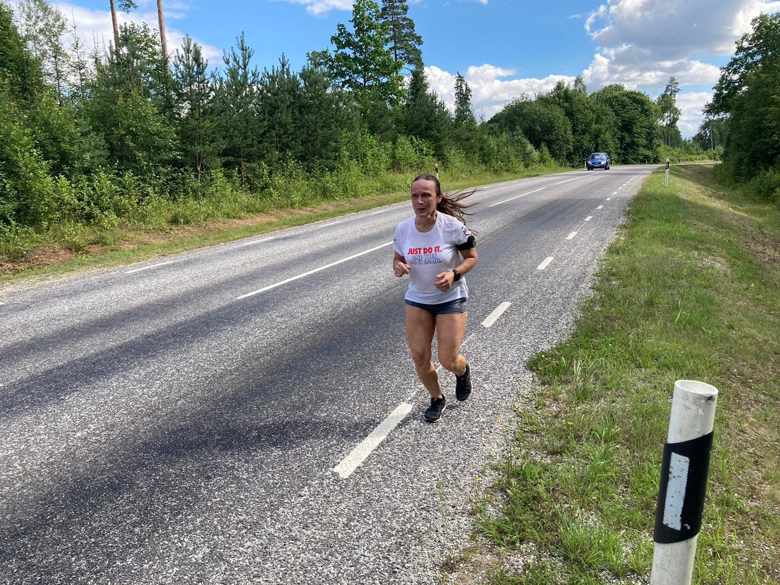 Loo autor Kanepi-Otepää maanteel 15 kilomeetrit läbimas.