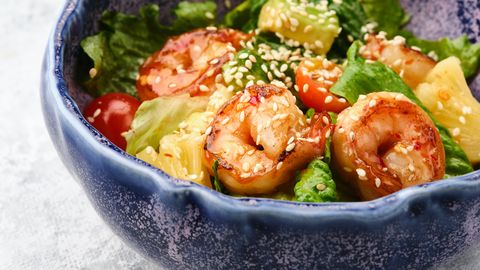 Kad kārojas ko īpašāku: 14 salātu receptes ar greznajām garnelēm